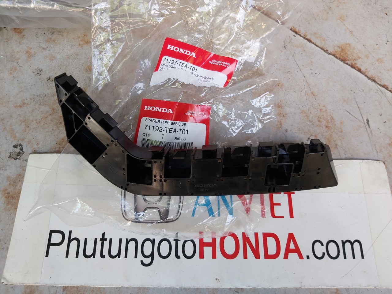 Cá cài ba đờ sốc trước xe honda Civic 2018 được sử dụng cho xe Honda CIVIC. ✅Nhập khẩu chính hãng✅Giá tốt nhất✅Cung cấp bởi Phụ tùng Honda An Việt - Phutungotohonda.com  Cá cài ba đờ sốc trước xe honda Civic 2018 (hay còn được gọi là cá cài cản trước) cài ngay ở chỗ ba đờ sốc có tác dụng giữ cố định cài ba đờ sốc của chúng ta vào trong chỗ khung xe để xe của chúng ta có thể vận hành và lưu thông tốt trên đường.   (Cá cài ba đờ sốc trước xe honda Civic 2018 - nguồn PhutungotoHonda.com) Tuy nhiên trong quá trình lưu thông, thì Cá cài ba đờ sốc trước có thể bị hư hỏng. Khi đó chúng ta cần thay thế và sửa chữa Cá cài ba đờ sốc trước kịp thời. Vậy câu hỏi là : Mua Cá cài ba đờ sốc trước xe honda Civic 2018 ở đâu? Giá Cá cài ba đờ sốc trước xe honda Civic 2018 có đắt không? Bạn lo lắng khi chưa biết tìm mua Cá cài ba đờ sốc trước xe honda Civic 2018 ở đâu? mua phụ tùng xe CIVIC ở đâu?, sợ mua phải hàng nhái, hàng kém chất lượng, hay sản phẩm mà bạn nhận được không xứng đáng mà túi tiền bạn bỏ ra. Thì đó là tâm lí chung của tất cả các khách hàng khi chưa tìm được nhà cung cấp uy tín.     (Cá cài ba đờ sốc trước xe honda Civic 2018 - nguồn PhutungotoHonda.com) Nhưng khi đến với công ty phụ tùng ô tô Honda An Việt, các bạn yên tâm về tất cả vấn đề trên. Công ty chúng tôi đặt chữ “Tín” lên hàng đầu, và với đội ngũ nhân viên kinh doanh có kinh nghiệm chuyên sâu về hãng xe Honda chắc chắn sẽ giúp bạn tìm được đúng sản phẩm mà bạn cần mua. Chúng tôi xin chia sẻ một số lưu ý khi chọn mua phụ tùng Honda: •	Tem nhãn: Theo đúng tiêu chuẩn hãng Honda. •	Bao bì: sản phẩm được đựng trong hộp theo tiêu chuẩn của Honda Motors. •	Đường nét sản phẩm sắc sảo, rõ nét, không có nhựa thừa, không trầy xước Quyền lợi của khách hàng khi mua Cá cài ba đờ sốc trước xe honda Civic 2018  tại phụ tùng Honda An Việt: 1 -Được tư vấn miễn phí về phụ tùng dòng xe Honda CIVIC, cách phân biệt phụ tùng hàng xịn chính hãng và hàng thay thế và làm sao để lựa chọn thay thế phụ tùng phù hợp với túi tiền một cách kinh tế nhất mà vẫn đảm bảo xe hoạt động ổn định và tốt nhất. 2- Quý khách hàng sẽ được mua phụ tùng chính hãng, chất lượng đảm bảo với giá cả rẻ nhất thị trường. 3 –Quý khách hàng sẽ được giao hàng bằng đường bưu điện. Khi nhận được hàng và kiểm tra hàng hóa ok đảm bảo đúng chất lượng mẫu mã mới thanh toán tiền nên quý khách hàng hoàn toàn yên tâm khi mua phụ tùng tại Phụ tùng Honda An Việt. 4- Quý khách hàng mua phụ tùng xe Honda CIVIC tại phụ tùng Honda An Việt của chúng tôi sẽ được đảm bảo về chất lượng, giá cả, dịch vụ và bảo hành một cách chu đáo nhất.  (Cá cài ba đờ sốc trước xe honda Civic 2018 - nguồn PhutungotoHonda.com) Cam kết của phụ tùng Honda CIVIC An Việt 1-Mua phụ tùng Honda CIVIC chính hãng với giá tốt nhất 2-Đảm bảo đúng chuẩn về chất lượng, chủng loại hàng hóa 3-Được tư vấn về tất cả các chủng loại phụ tùng xe Honda CIVIC, cách lựa chọn phụ tùng xe Honda CIVIC phù hợp đúng bệnh 4-Tất cả các sản phẩm bán ra của phụ tùng xe Honda CIVIC tại An Việt đều được đổi trả hoàn toàn Miễn phí trong 7 ngày. Và được bảo hành đúng theo tiêu chuẩn của hãng Honda Motors => Làm sao để quý khách hàng có xe CIVIC lưu hành tốt trên đường mà chi phí sửa chữa bảo dưỡng phụ tùng không quá đắt đỏ là phương châm hoạt động của Phụ tùng Honda An Việt. *Liên hệ với Phụ tùng ô tô Honda An Việt: Nhập khẩu và phân phối: Công ty Phụ tùng Honda An Việt Điện thoại: 024.8589 3707 Facebook https://www.facebook.com/PHUTUNGOTOHONDAANVIET/ Youtube: https://www.youtube.com/PhutungotoHondaAnviet Website: PhutungotoHonda.com hoặc Phutungmitsubishi.vn * Phutunganviet.com     Cá cài ba đờ sốc trước xe honda Civic 2018 ✅Phụ tùng Honda An việt chuyên cung cấp phụ tùng xe Honda CIVIC✅Chính hãng✅Giá tốt nhất. Hotline: 0963603466 Cá cài ba đờ sốc trước xe honda Civic 2018, Cá cài ba đờ sốc trước honda CIVIC, Cá cài ba đờ sốc trước CIVIC 2018, Cá cài ba đờ sốc trước xe CIVIC 2018, Phụ tùng xe CIVIC, bán Cá cài ba đờ sốc trước CIVIC, mua Cá cài ba đờ sốc trước CIVIC, phụ tùng honda CIVIC